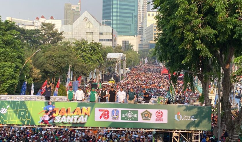 Puluhan ribu peserta Jalan Santai Hari Santri 2023 memadati area Jalan Gubernur Suryo Kota Surabaya, Sabtu (21/10/2023). Foto: Meilita suarasurabaya.net