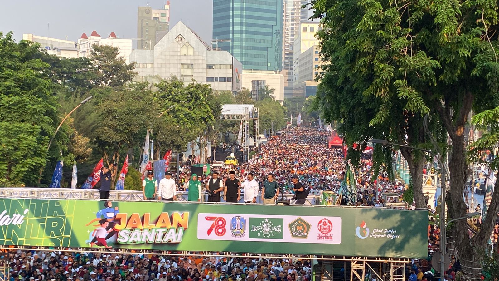 Puluhan ribu peserta Jalan Santai Hari Santri 2023 memadati area Jalan Gubernur Suryo Kota Surabaya, Sabtu (21/10/2023). Foto: Meilita suarasurabaya.net