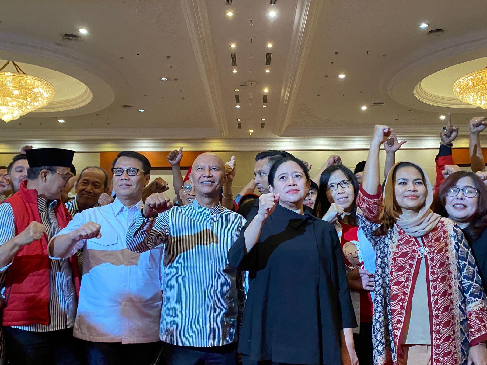 Puan Maharani Ketua DPP PDIP saat berfoto dengan relawan didampingi elite DPD PDIP Jatim, Sabtu (21/10/2023). Foto: Meilita suarasurabaya.net