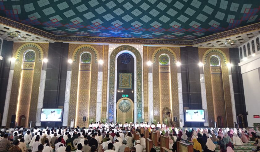 Ratusan warga Nahdliyin melangsungkan pembacaan selawat nariyah di Masjid Nasional Al-Akbar Surabaya, pada Sabtu (21/10/2023) malam. Foto: Risky suarasurabaya.net