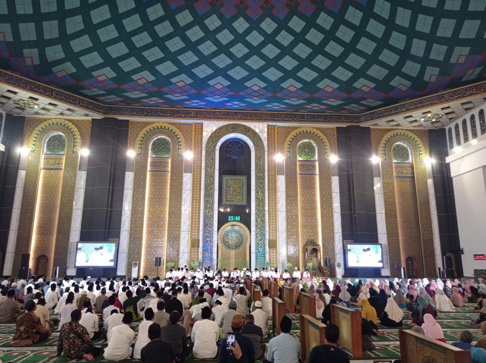 Ratusan warga Nahdliyin melangsungkan pembacaan selawat nariyah di Masjid Nasional Al-Akbar Surabaya, pada Sabtu (21/10/2023) malam. Foto: Risky suarasurabaya.net