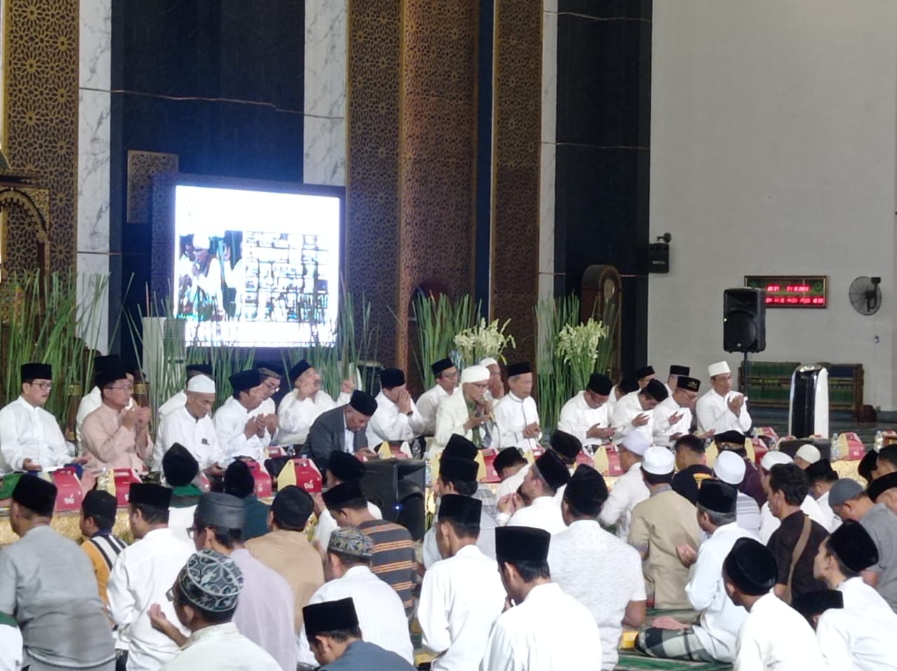 Pembacaan selawat nariyah di Masjid Nasional Al-Akbar Surabaya, pada Sabtu (21/10/2023) malam. Foto: Risky suarasurabaya.net
