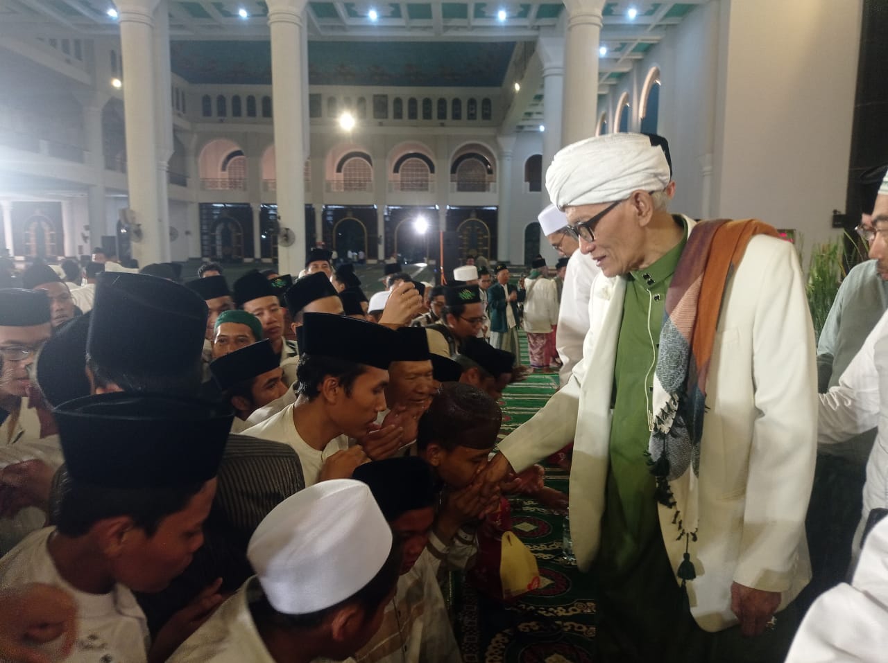 KH. Miftachul Akhyar Rais Aam PBNU saat seusai memimpin pembacaan selawat nariyah di Masjid Al-Akbar Surabaya, Sabtu (21/10/2023). Foto: Risky suarasurabaya.net