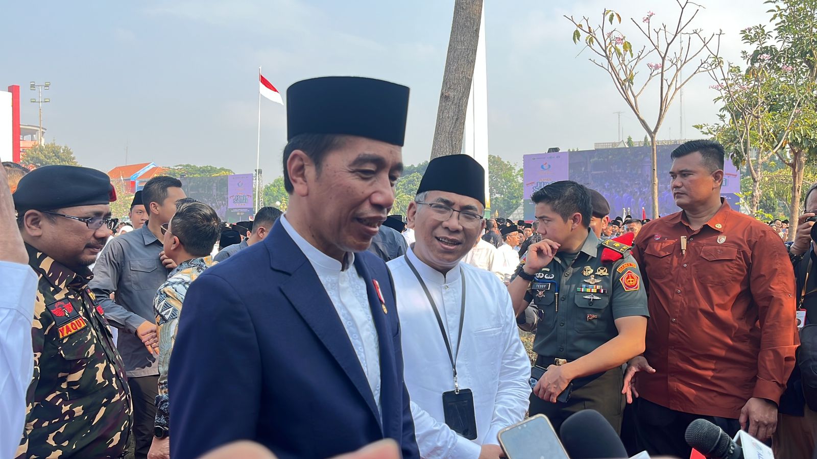 Joko Widodo Presiden Republik Indonesia saat menghadiri Apel Hari Santri di Monumen Tugu Pahlawan Surabaya, Minggu (22/10/2023). Foto: Dimas Wahyu Suara Surabaya