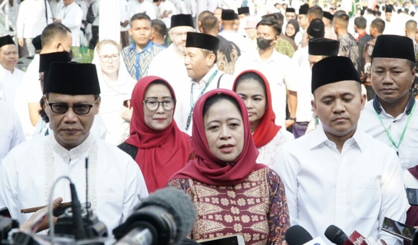 Puan Maharani Ketua Dewan Perwakilan Rakyat Republik Indonesia saat menghadiri Apel Hari Santri di Monumen Tugu Pahlawan Surabaya, Minggu (22/10/2023). Foto: Dukut Suara Surabaya