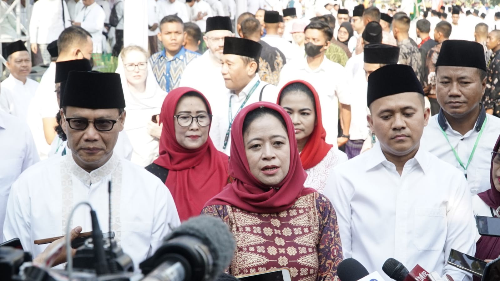 Puan Maharani Ketua Dewan Perwakilan Rakyat Republik Indonesia saat menghadiri Apel Hari Santri di Monumen Tugu Pahlawan Surabaya, Minggu (22/10/2023). Foto: Dukut Suara Surabaya