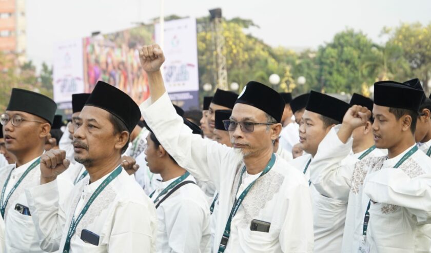Peserta Apel Hari Santri di Monumen Tugu Pahlawan Surabaya, Minggu (22/10/2023). Foto: Dukut Suara Surabaya