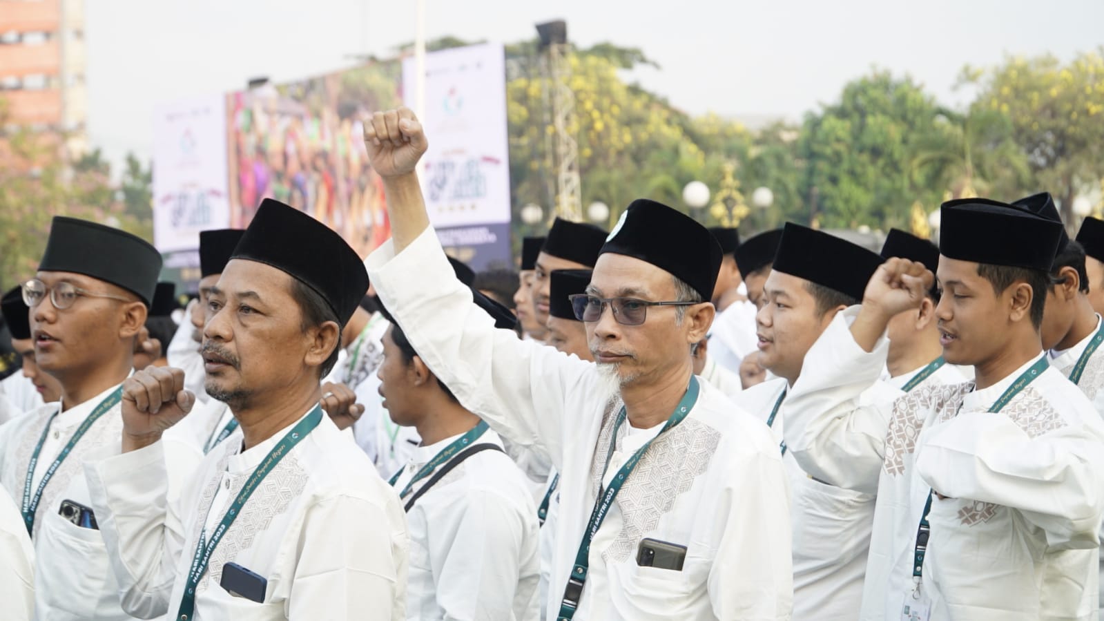 Peserta Apel Hari Santri di Monumen Tugu Pahlawan Surabaya, Minggu (22/10/2023). Foto: Dukut Suara Surabaya