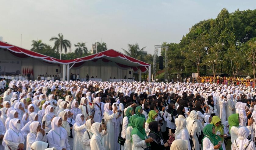 Ribuan santri memotret kehadiran Joko Widodo Presiden RI dan Iriana Ibu Negara yang terpantau layar, Minggu (22/10/2023). Foto: Meilita suarasurabaya.net