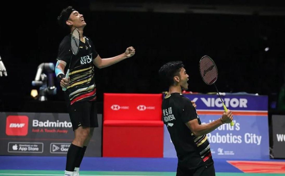 Ganda putra Bagas Maulana dan Muhammad Shohibul Fikri melakukan selebrasi usai mengalahkan rekan senegara Fajar Alfian dan Muhammad Rian Ardianto pada babak semifinal Denmark Open 2023 di Odense, Sabtu malam (21/10/2023). Foto: Antara/HO-PP PBSI