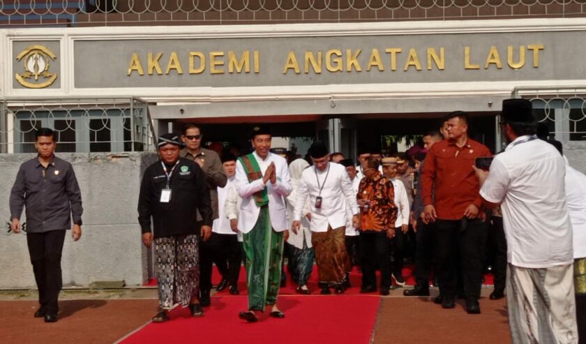 Joko Widodo Presiden saat memasuki Lapangan Jala Krida Mandala Surabaya dalam Ijazah Kubro dan pengukuhan pemimpin Pagar Nusa, pada Minggu (22/10/2023). Foto: Risky suarasurabaya.net