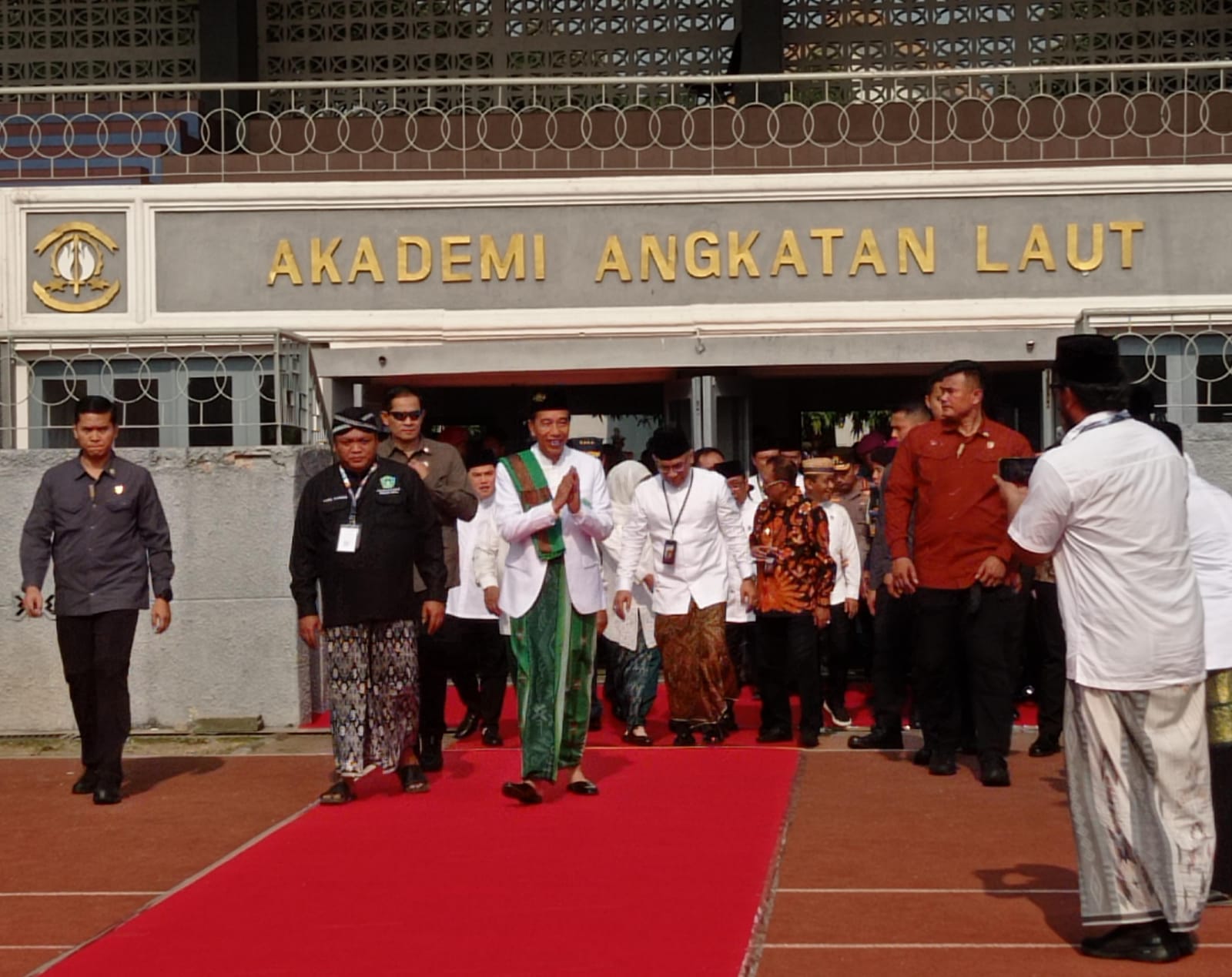 Joko Widodo Presiden saat memasuki Lapangan Jala Krida Mandala Surabaya dalam Ijazah Kubro dan pengukuhan pemimpin Pagar Nusa, pada Minggu (22/10/2023). Foto: Risky suarasurabaya.net