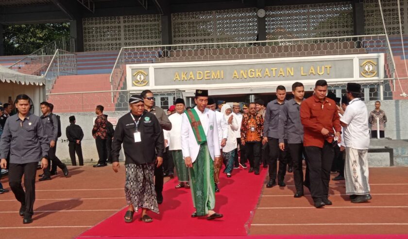 Joko Widodo Presiden saat memasuki Lapangan Jala Krida Mandala Surabaya dalam Ijazah Kubro dan pengukuhan pemimpin Pagar Nusa, pada Minggu (22/10/2023). Foto: Risky suarasurabaya.net