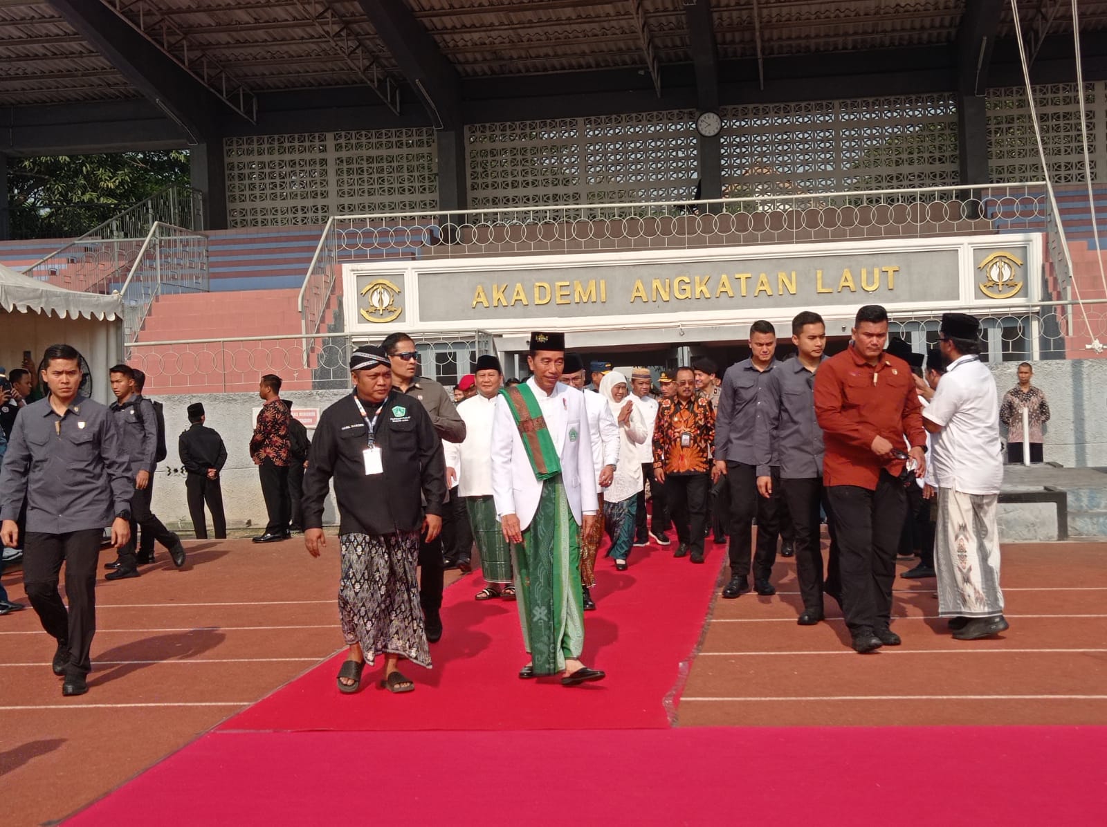 Joko Widodo Presiden saat memasuki Lapangan Jala Krida Mandala Surabaya dalam Ijazah Kubro dan pengukuhan pemimpin Pagar Nusa, pada Minggu (22/10/2023). Foto: Risky suarasurabaya.net