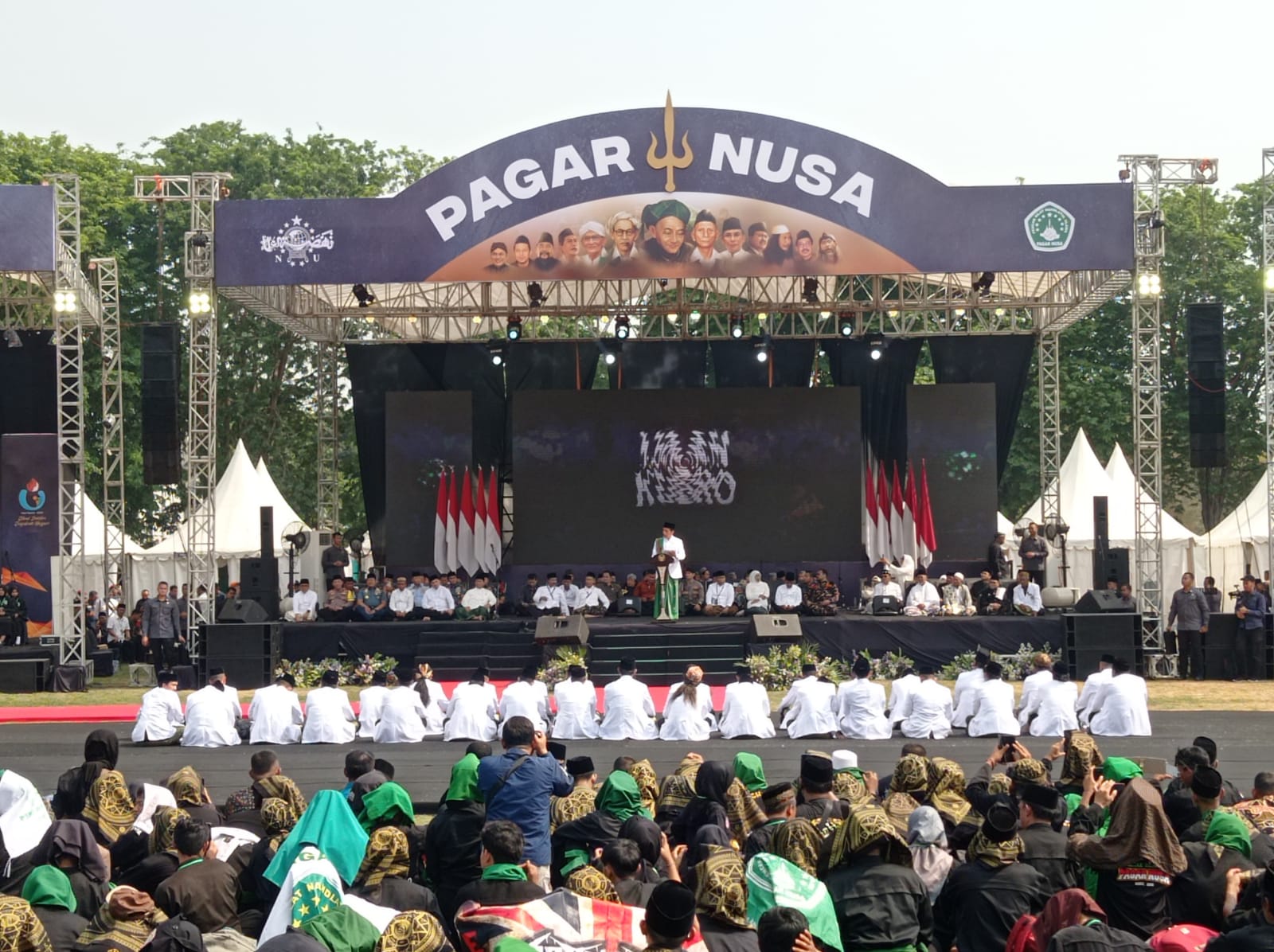 Joko Widodo Presiden saat menberi sambutan dalam ijazah kubro dan pengukuhan pimpinan Pagar Nusa masa khidmat periode 2023-2028 yang berlangsung di Lapangan Jala Krida Mandala, Morokrembangan, Krembangan, Surabaya, pada Minggu (22/10/2023). Foto: Risky suarasurabaya.net
