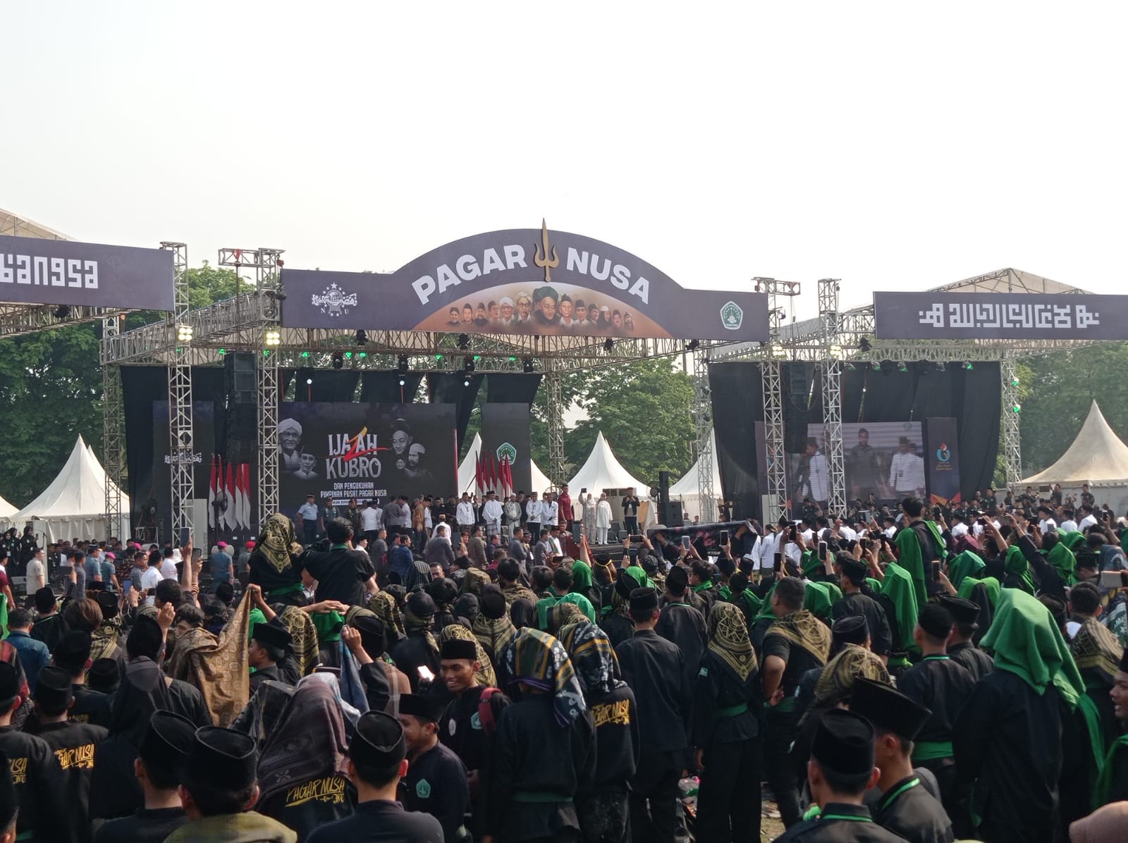 Pesilat Pagar Nusa saat memadati Lapangan Jala Krida Mandala, Morokrembangan, Krembangan, Surabaya, pada Minggu (22/10/2023). Foto: Risky suarasurabaya.net