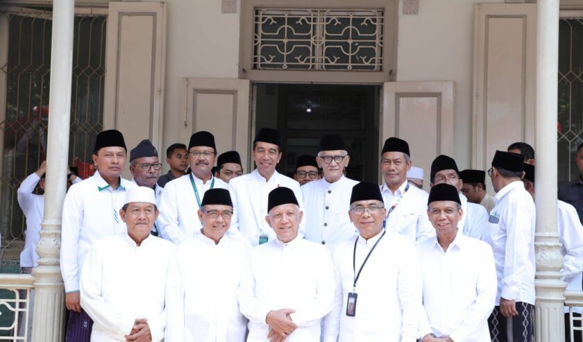 Joko Widodo Presiden RI saat berkunjung ke Kantor PCNU Kota Surabaya bertemu kiai sepuh, Minggu (22/10/2023). Foto: PBNU