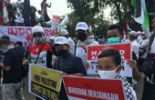 Anak-anak memegang poster "Free Palestine" dalam aksi Bela Palestina di depan Kedutaan Besar Amerika Serikat, Jakarta Pusat, Jumat. Foto: Antara
