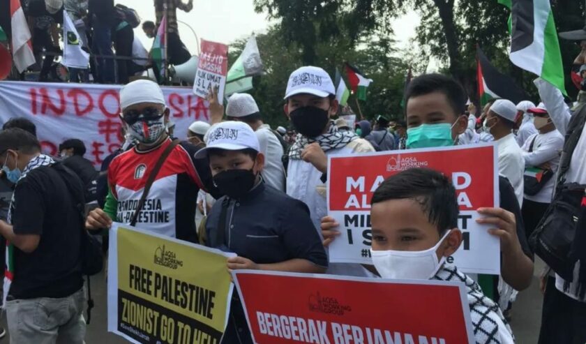 Anak-anak memegang poster "Free Palestine" dalam aksi Bela Palestina di depan Kedutaan Besar Amerika Serikat, Jakarta Pusat, Jumat. Foto: Antara