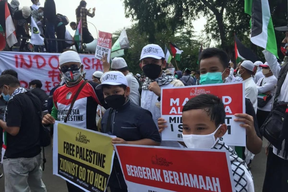 Anak-anak memegang poster "Free Palestine" dalam aksi Bela Palestina di depan Kedutaan Besar Amerika Serikat, Jakarta Pusat, Jumat. Foto: Antara