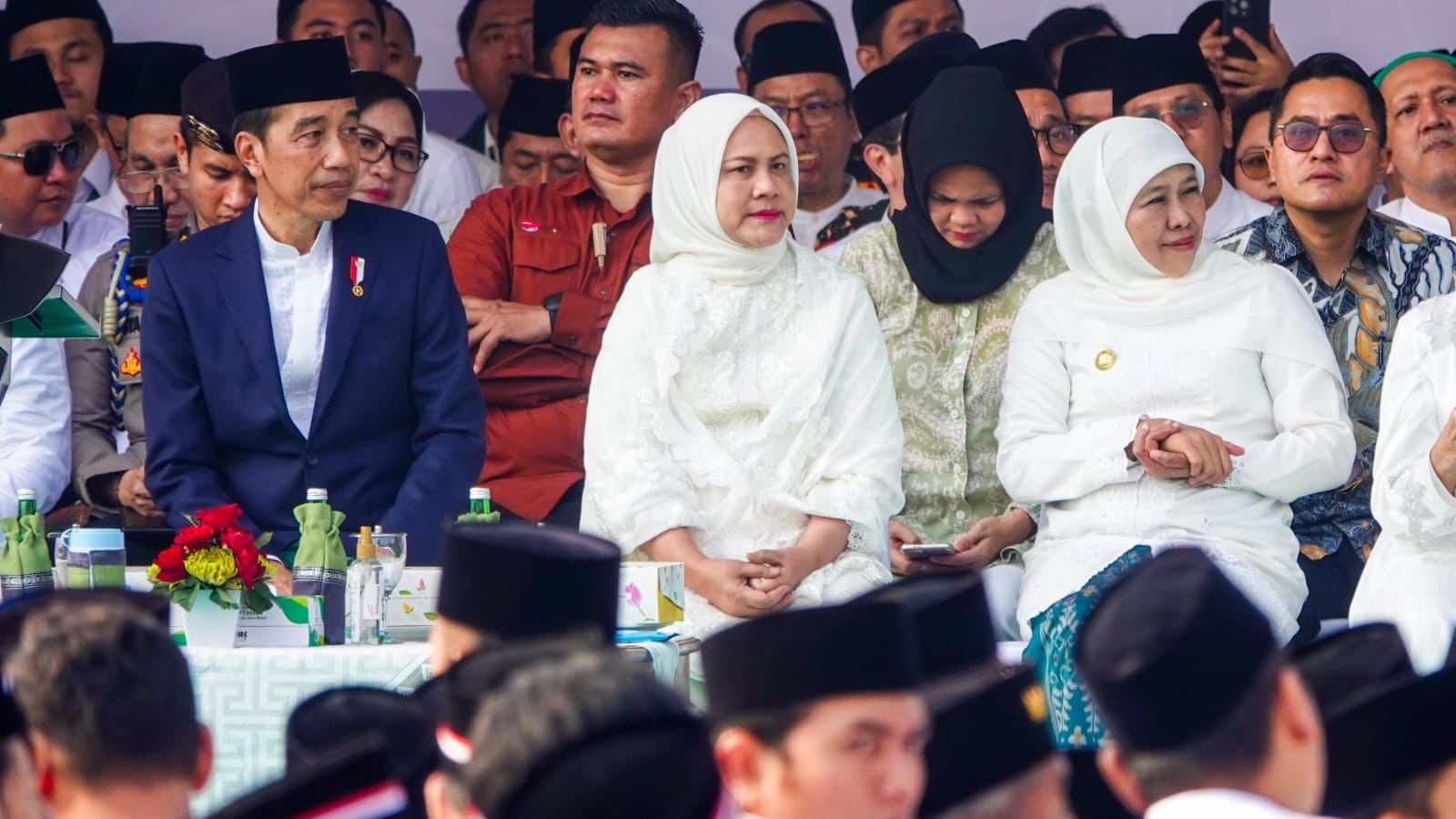 Khofifah Indar Parawansa Gubernur Jatim (kanan) waktu menghadiri apel Hari Santri bersama Iriana Jokowi Ibu Negara (tengah) dan Joko Widodo Presiden (kiri) di Monumen Tugu Pahlawan, Surabaya, Minggu (22/10/2023). Foto: Humas Pemprov Jatim.