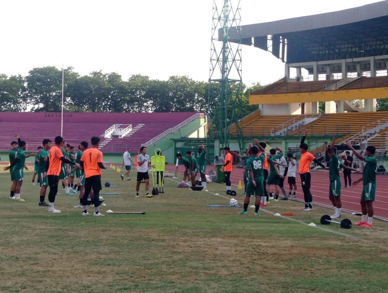 Para pemain Persebaya saat mejalani latihan di Stadion Gelora Delta Sidoarjo, pada Senin (23/10/2023). Foto: Risky suarasurabaya.net