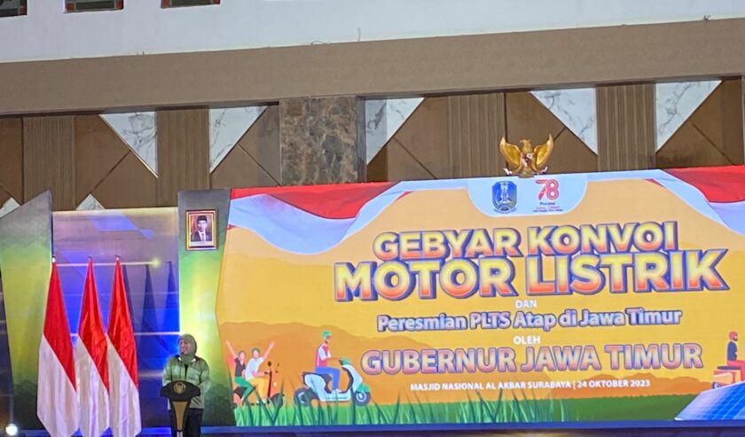 Khofifah Indar Parawansa Gubernur Jatim waktu memberi sambutan dalam kegiatan Gebyar Konvoi Motor Listrik, Selasa (24/10/2023). Foto: Wildan suarasurabaya.net