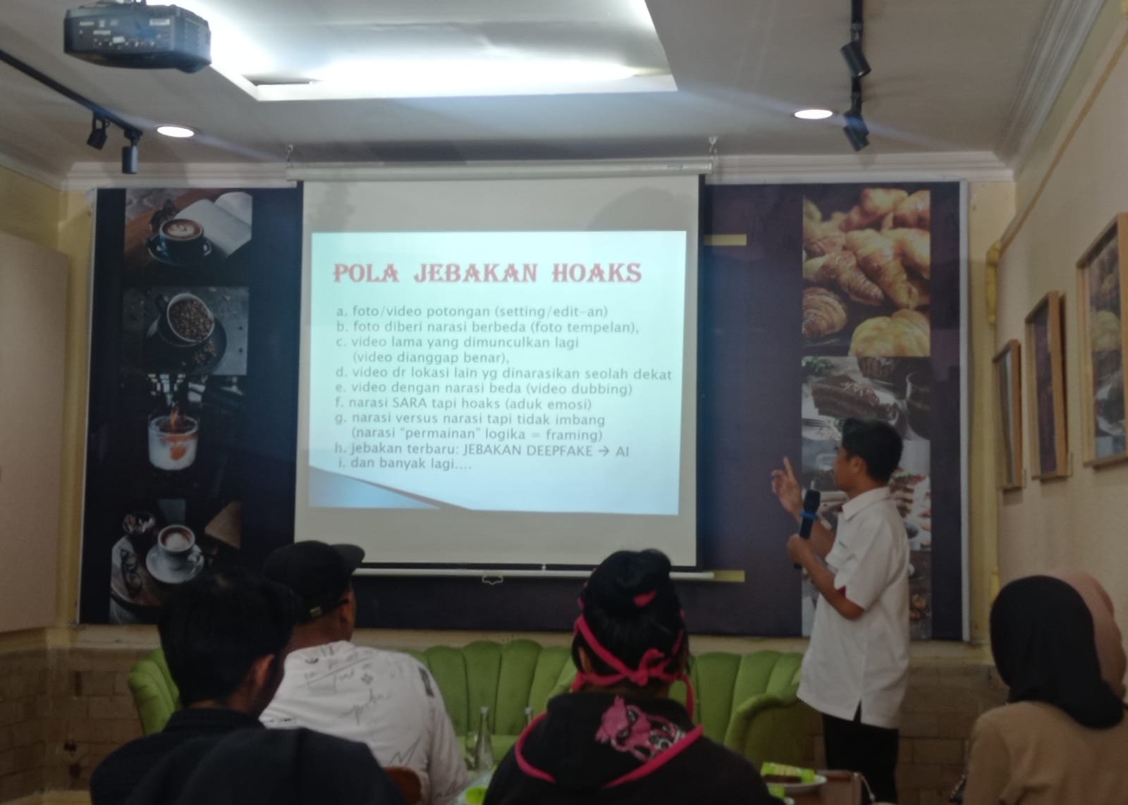 Pelatihan “Menjaga Kode Etik Jurnalistik Dalam Mengantisipasi Hoaks Menghadapi Tahun Politik" yang diadakan LKBN Antara di Foodies Galery Cafe, Kantor Antara Jatim, Selasa (24/10/2023). Foto: Risky suarasurabaya.net