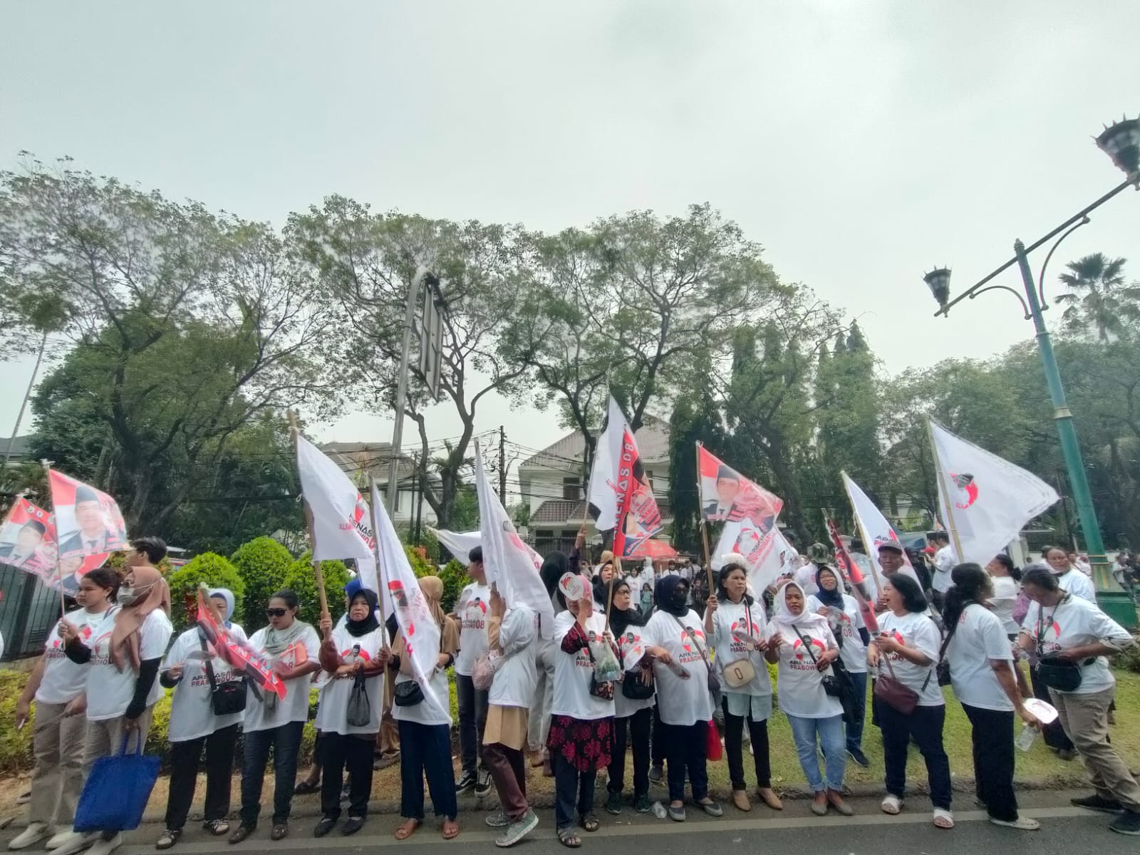 Ratusan relawan Prabowo-Gibran sudah tampak berkumpul di depan gedung KPU untuk menyambut keduanya sambil membawa poster maupun spanduk bertuliskan dukungan. Foto: Faiz Fadjarudin suarasurabaya.net