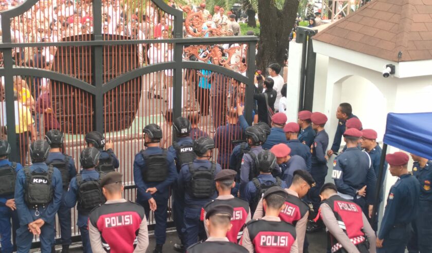 Pengamanan di gedung Komisi Pemilihan Umum (KPU) Republik Indonesia diperketat Rabu (25/10/2023), jelang pendaftaran Prabowo Subianto-Gibran Rakabuming Raka, Bacapres-Bacawapres. Foto: Faiz Fadjarudin suarasurabaya.net