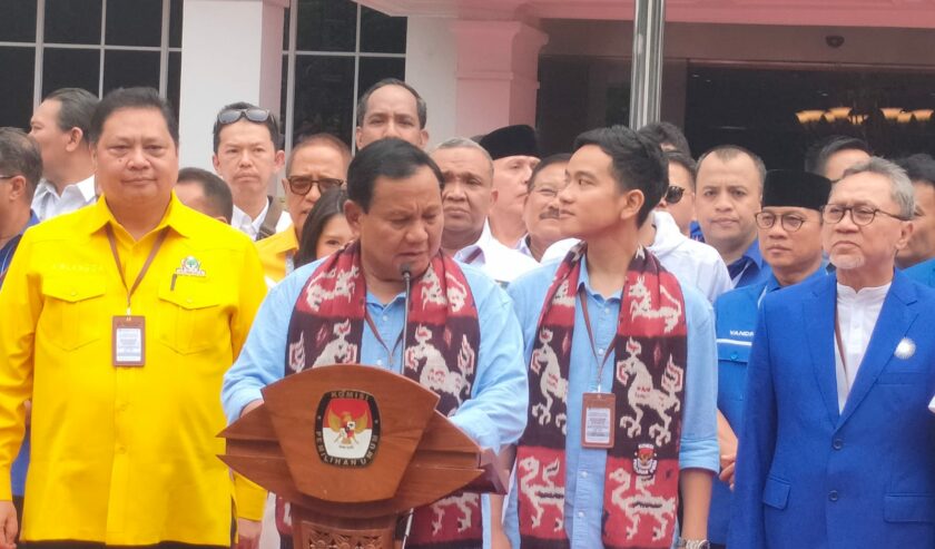 Prabowo Subianto dan Gibran Rakabuming Raka Bacapres-Bacawapres dalam konferensi pers seusai melakukan pendaftaran pilpres 2024 di kantor KPU RI, Rabu (25/10/2023). Foto: Faiz Fadjarudin suarasurabaya.net