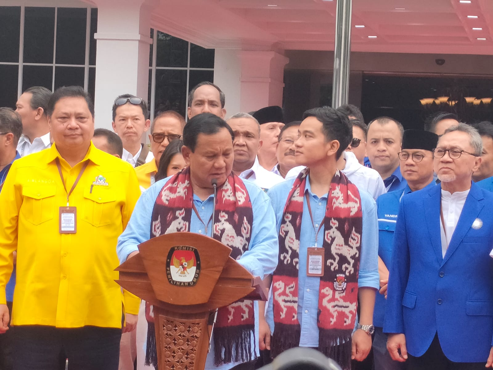 Prabowo Subianto dan Gibran Rakabuming Raka Bacapres-Bacawapres dalam konferensi pers seusai melakukan pendaftaran pilpres 2024 di kantor KPU RI, Rabu (25/10/2023). Foto: Faiz Fadjarudin suarasurabaya.net