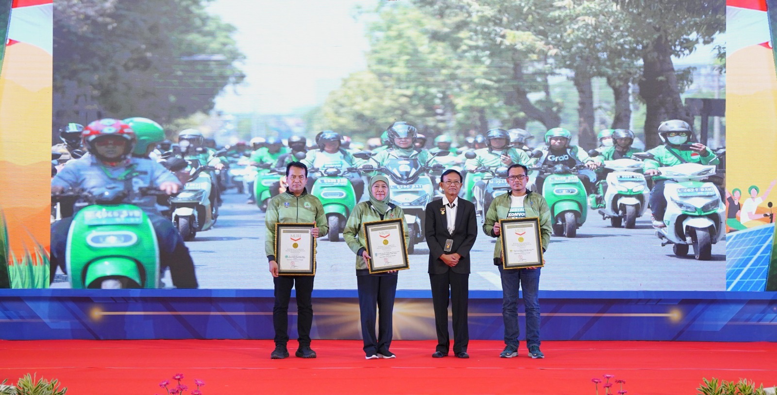 Konvoi yang diikuti oleh pegawai PLN, Grab Indonesia, Provinsi Jawa Timur, komunitas motor listrik Bromolis dan Tetric, serta masyarakat umum ini berhasil memecahkan rekor MURI konvoi kendaraan listrik peserta terbanyak. Foto: PLN UID Jatim