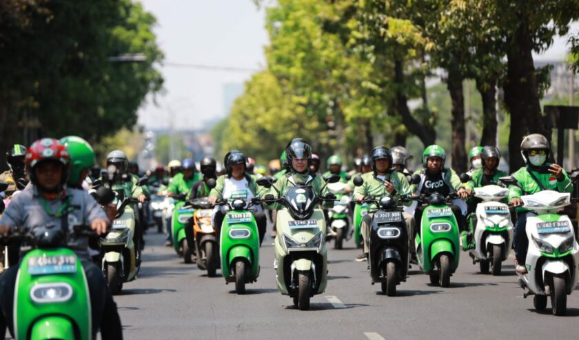 Konvoi yang diikuti oleh pegawai PLN, Grab Indonesia, provinsi Jawa Timur, komunitas motor listrik Bromolis dan Tetric, serta masyarakat umum. Foto : PLN Jatim
