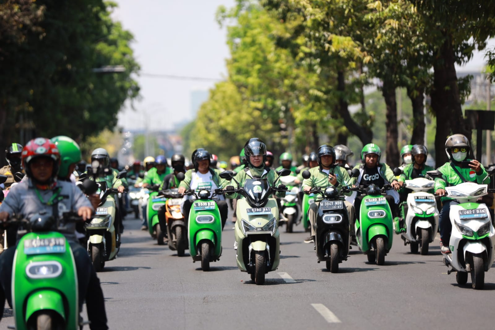 Konvoi yang diikuti oleh pegawai PLN, Grab Indonesia, provinsi Jawa Timur, komunitas motor listrik Bromolis dan Tetric, serta masyarakat umum. Foto : PLN Jatim