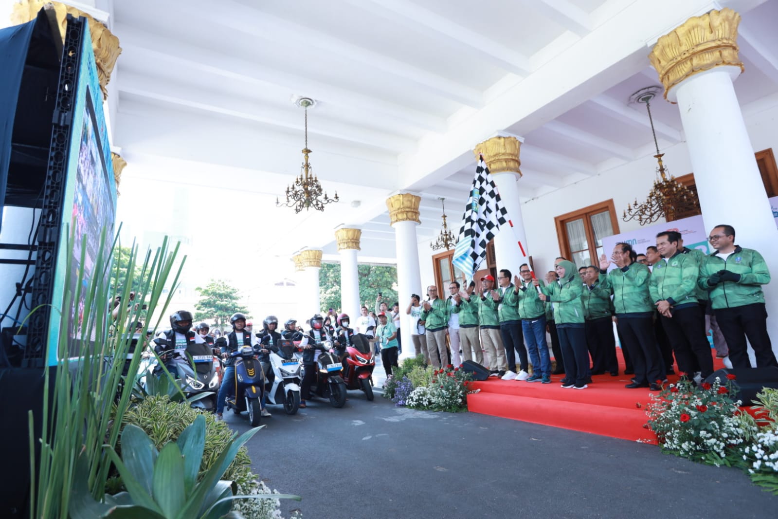 Konvoi motor listrik yang diikuti oleh pegawai PLN, Grab Indonesia, provinsi Jawa Timur, komunitas motor listrik Bromolis dan Tetric, serta masyarakat umum diberangkatkan oleh Khofifah Indar Parawansa dari Gedung Negara Grahadi, Selasa (24/10/2023). Foto: PLN UID Jatim