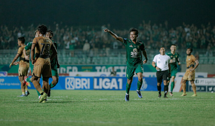 Denny Agus saat bermain besama Persebaya di kompetisi Liga 1. Foto: Persebaya