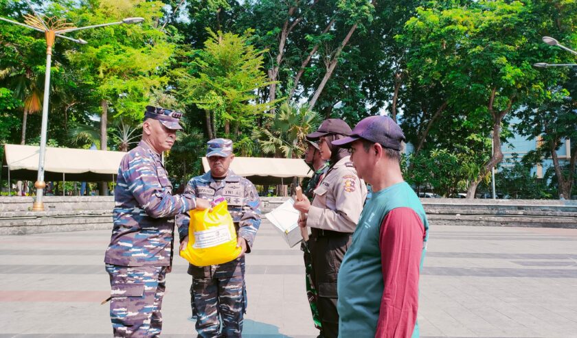 Penyerahan alat kebersihan dan kebutuhan taman secara simbolik oleh Luhut Siagian Pemimpin upacara sekaligus Komandan Puslatdiksarmil Kolonel Laut di Taman Bungkul Surabaya, Kamis (26/10/2023). Foto: Feby Magang suarasurabaya.net