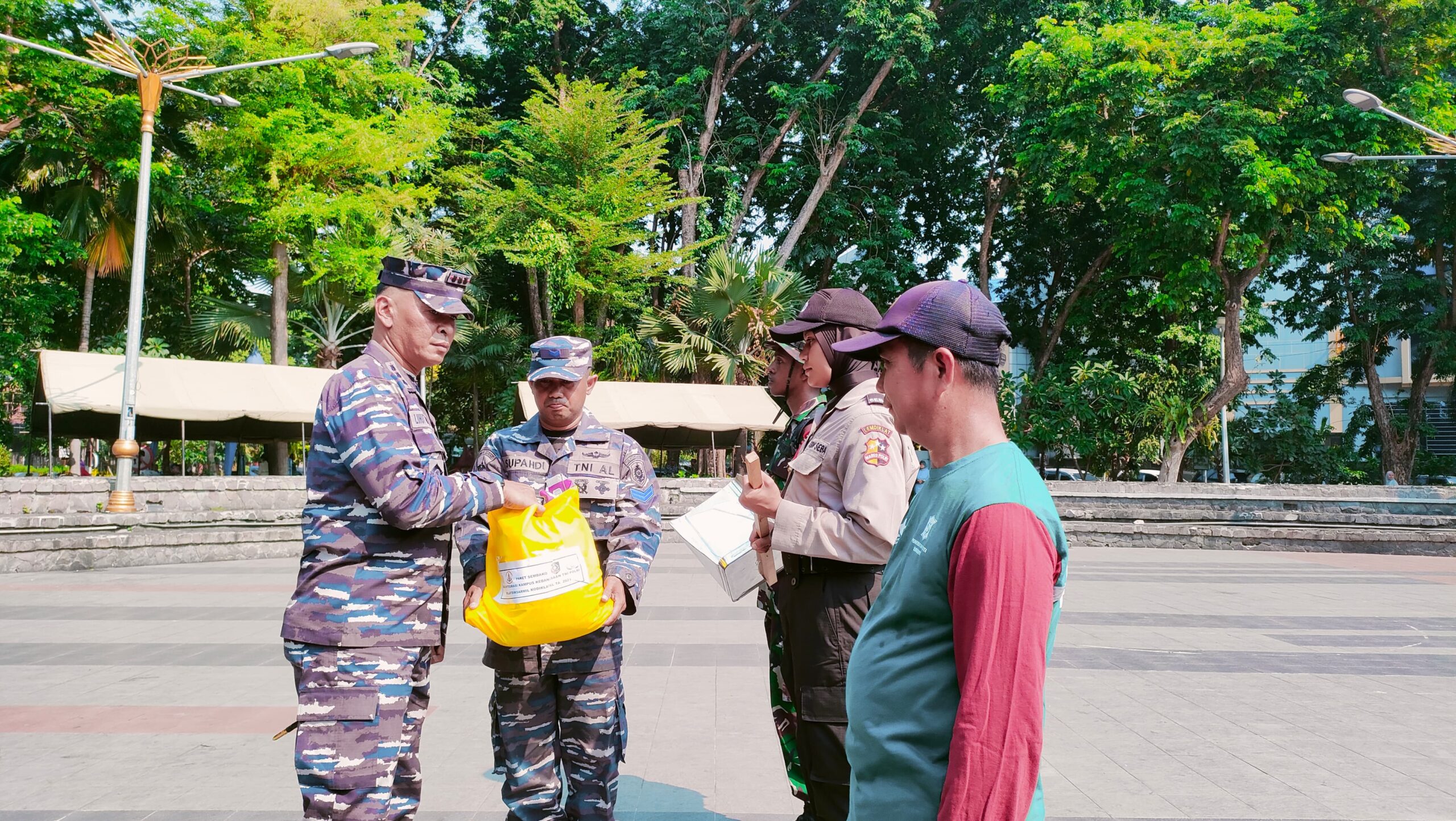 Penyerahan alat kebersihan dan kebutuhan taman secara simbolik oleh Luhut Siagian Pemimpin upacara sekaligus Komandan Puslatdiksarmil Kolonel Laut di Taman Bungkul Surabaya, Kamis (26/10/2023). Foto: Feby Magang suarasurabaya.net