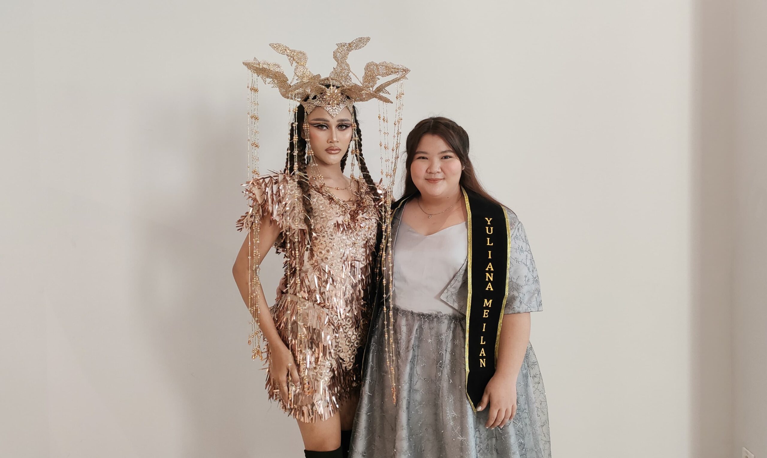 Model Farah Brilliant (kiri) dan Yuliana Meilan (kanan) Murid Rever Academy saat berfoto bersama setelah acara Live Artalase di Milieu Space Surabaya, Kamis (26/10/2023). Foto: Feby magang suarasurabaya.net 