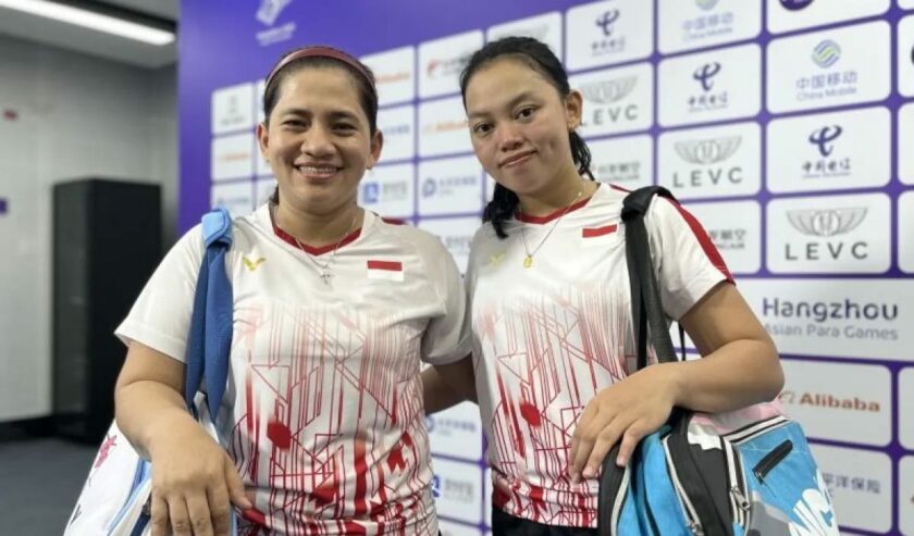 Pasangan ganda putri SL3-SU5 Leani Ratri Oktila/Khalimatus Sadiyah berfoto bersama usai melakukan sesi wawancara singkat bersama wartawan di Binjiang Gymnasium, China, Jumat (27/10/2023). Foto: Antara