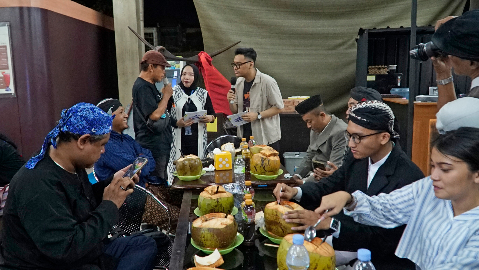 Komunitas Begandring Soerabaia di Music and Community (Musicomm) volume 3 yang digelar di Suara Surabaya Centre, Jalan Raya Bukit Darmo 22-24 Surabaya pada Jumat (27/10/2023) malam. Foto: Dukut suarasurabaya.net