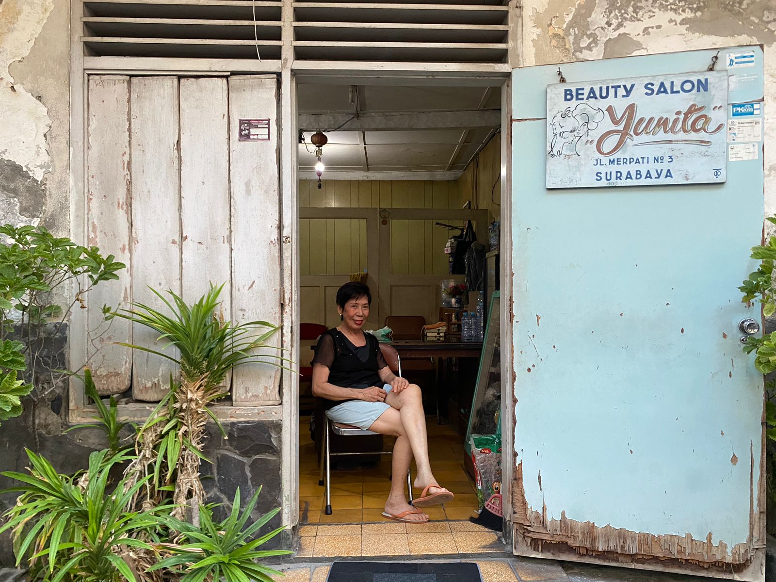 Liang Djuen Pau dan salon tua miliknya di kawasan Kota Tua Surabaya. Foto: Meilita suarasurabaya.net
