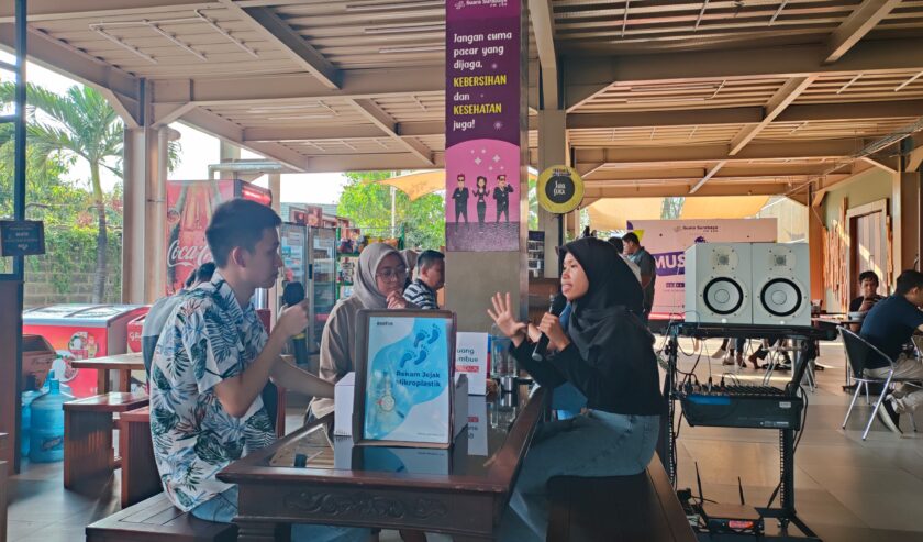 Ecological Observation and Wetland Conservation (Ecoton) bersama komunitas Ruang Tumbue menggelar diskusi dan bedah buku bertajuk “Rekam Jejak Mikroplastik” di Suara Surabaya Centre Food Traffic, Surabaya, Sabtu (28/10/2023). Foto: Feby magang suarasurabaya.net