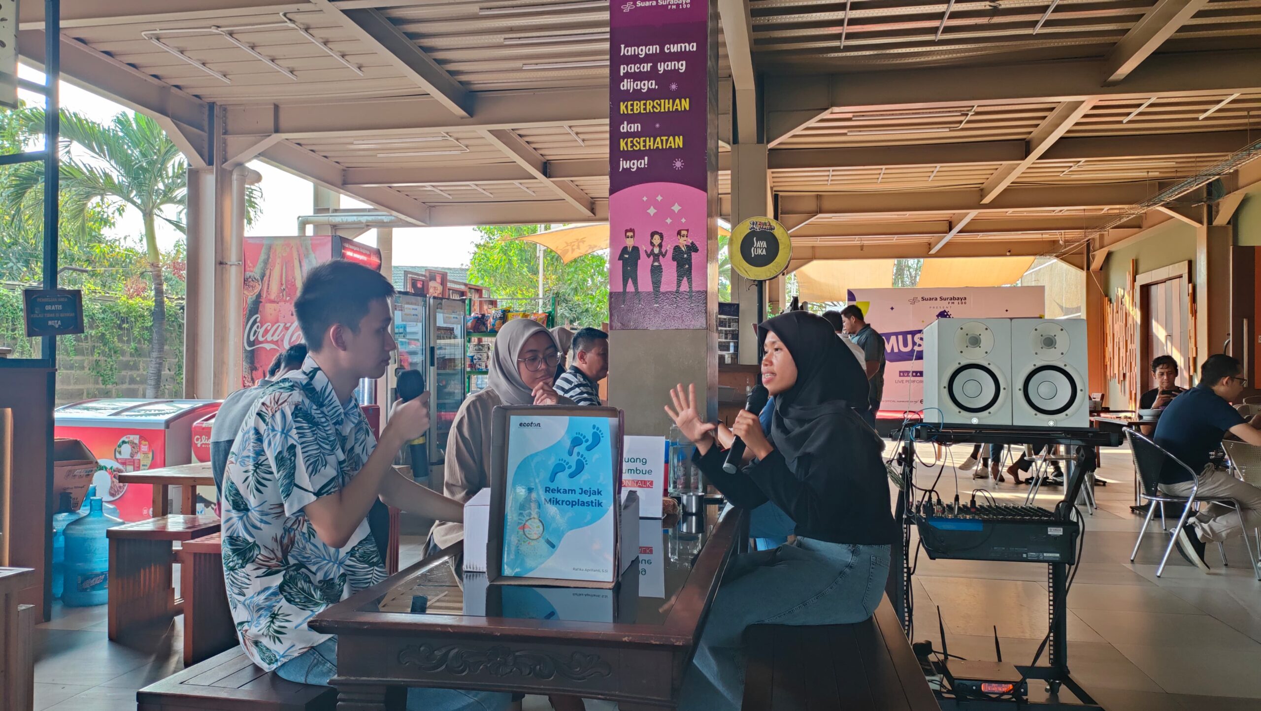 Ecological Observation and Wetland Conservation (Ecoton) bersama komunitas Ruang Tumbue menggelar diskusi dan bedah buku bertajuk “Rekam Jejak Mikroplastik” di Suara Surabaya Centre Food Traffic, Surabaya, Sabtu (28/10/2023). Foto: Feby magang suarasurabaya.net