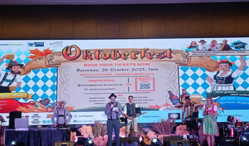 Wisma Jerman menggelar Oktoberfest sebuah pesta rakyat, yang diadakan di Surabaya, pada Sabtu (28/10/2023) malam. Foto: Risky suarasurabaya.net
