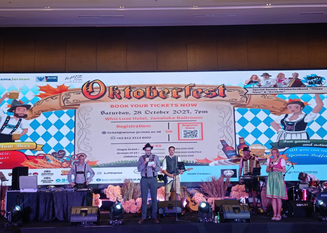 Wisma Jerman menggelar Oktoberfest sebuah pesta rakyat, yang diadakan di Surabaya, pada Sabtu (28/10/2023) malam. Foto: Risky suarasurabaya.net