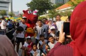 Masyarakat berfoto bersama Bacuya maskot Piala Dunia U-17 di Balai Pemuda Surabaya, Minggu (29/10/2023). Foto: Chandra suarasurabaya.net