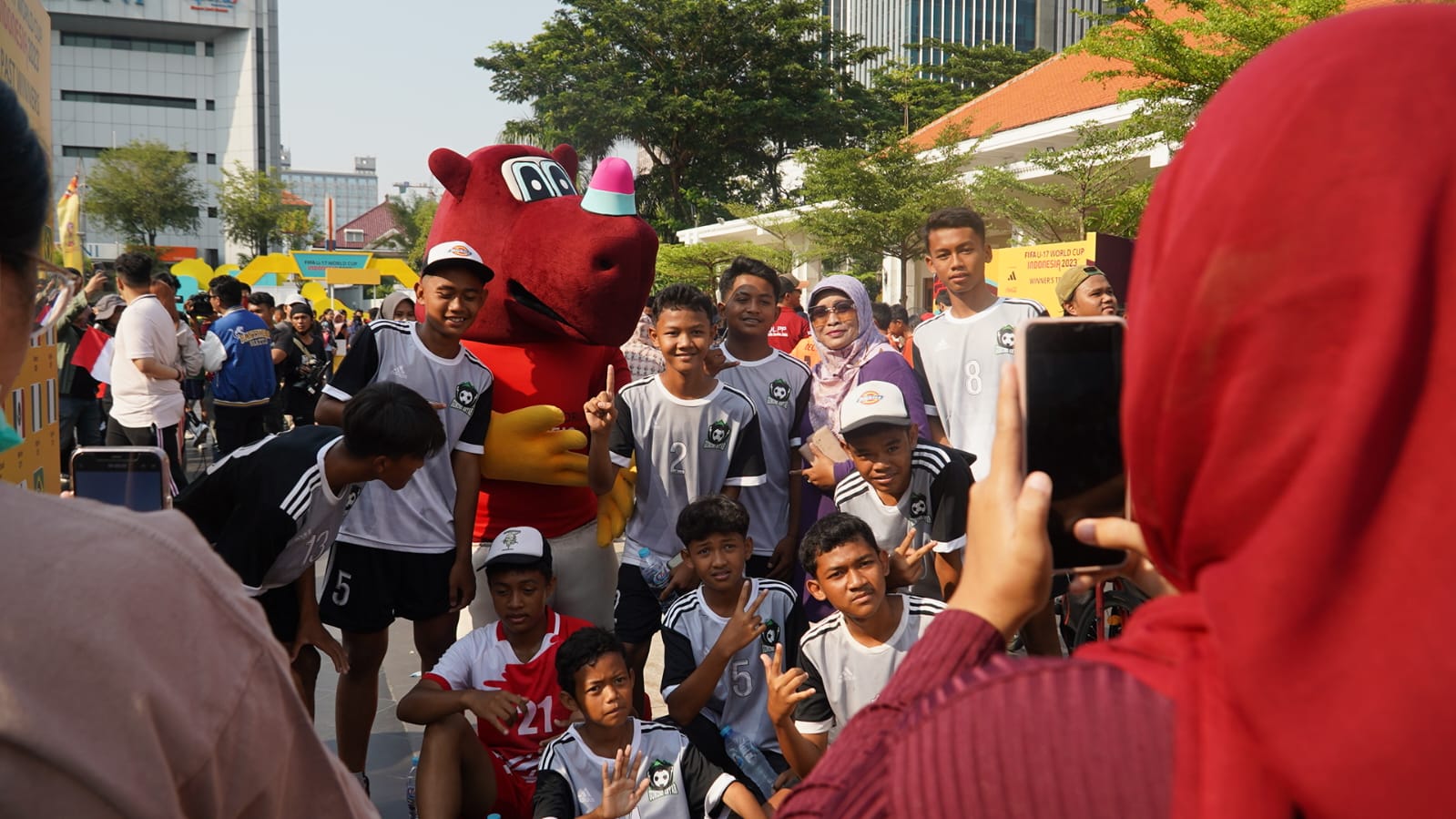 Masyarakat berfoto bersama Bacuya maskot Piala Dunia U-17 di Balai Pemuda Surabaya, Minggu (29/10/2023). Foto: Chandra suarasurabaya.net