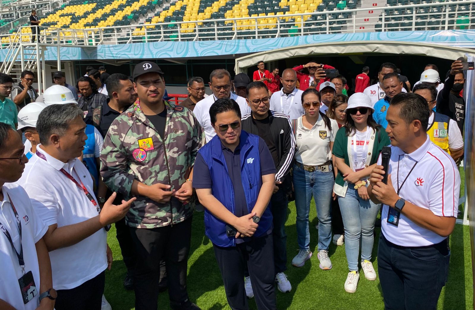 Erick Thohir Ketum PSSI waktu meninjau ke dalam Stadion GBT jelang Piala Dunia U-17, Minggu (29/10/2023). Foto: Wildan suarasurabaya.net